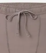 Bermuda deportiva color bordó, confeccionada en poliéster, con cintura elástica, cordón interno ajustable y short de compresión incorporado.