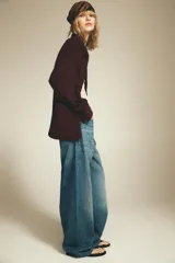 Sobrecamisa de Zara Woman Collection confeccionada en algodón 100%, color borgoña. Tiene cuello solapa, manga larga con puño, bolsillos de plastrón en el delantero y cierre frontal con botones metálicos.