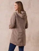 Campera impermeable color beige, marca Weatherproof, con capucha desmontable, cierre central oculto con botones a presión, bolsillos laterales con cierre y corte a la altura de la cadera.
