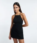 Enterito corto de bengalina color negro, con escote halter, espalda descubierta y tirantes finos cruzados. Presenta corte short pollera.