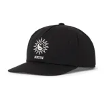 Gorra negra con visera curva y logo bordado en blanco con forma de sol y el símbolo del yin yang.