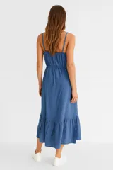 Vestido midi de viscosa color azul, con escote en V profundo, tirantes finos, cintura ajustable con cordón y falda con volado en el ruedo.