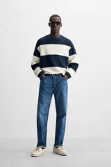 Sudadera de hombre de tejido rizo, corte holgado, con cuello redondo, manga larga y diseño a rayas horizontales en azul marino y blanco.