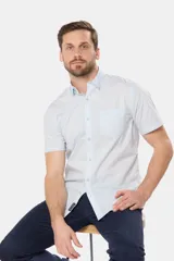 Camisa de hombre color azul marino, de manga corta, con cuello clásico, cierre frontal con botones y bolsillo en el pecho.