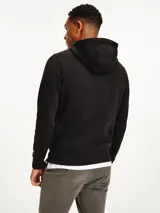 Hoodie negro de Tommy Hilfiger con logo de la marca estampado en el pecho.