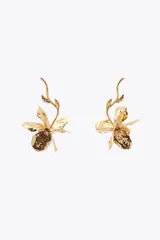 Par de aros colgantes dorados con forma de flor labrada en relieve. Cierre con tuerca.