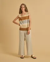 Camiseta de tirantes con cuello redondo y hombro ancho, con diseño a rayas horizontales en tonos marrón, beige y gris.