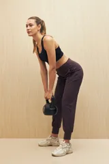 Pantalón babucha elastizado color azul con tiro alto, faja ancha en la cintura, puños en los tobillos y bolsillos laterales.