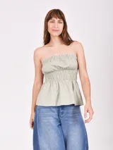 Top bandeau color verde claro, con elástico en la parte superior e inferior. Diseño fruncido en la cintura.