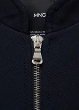 Chaqueta bomber azul marino con cierre delantero con cremallera y cuello redondo.