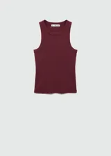 Musculosa marrón de tejido de canalé con cuello redondo y corte recto.