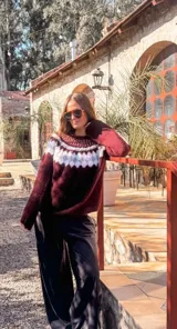 Sweater marrón tejido a mano en mohair con cuello redondo y diseño con motivos geométricos en colores blanco, rosa y celeste.