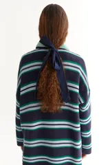 Lazo azul marino de tela lisa para atar el pelo.