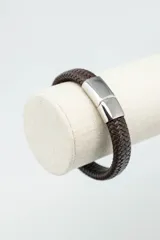 Pulsera de cuero trenzado color marrón oscuro con cierre magnético plateado.