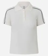 Polo de manga corta color blanco roto, confeccionado en tejido de punto acanalado (rib). Presenta cuello tradicional y una fina línea negra que recorre la costura del hombro hasta la manga.