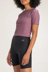 Remera cropped color lila de corte slim fit, confeccionada en tejido acanalado con protección solar UPF50+ y tecnología Easy Care.