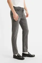 Pantalón de jean gris oscuro, corte skinny, tiro medio y confeccionado en tejido rígido.