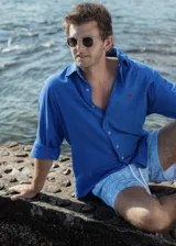 Camisa de lino azul francia de manga larga con cuello clásico y logo bordado en rojo.