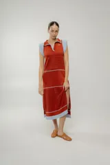 Vestido midi tejido a crochet, con cuello polo, sin mangas y rayas horizontales rojas y blancas.
