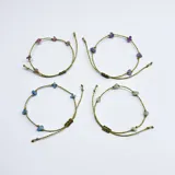Set de tres pulseras elásticas con hilo dorado y piedras naturales de aguamarina, cuarzo rosa, amatista y piedra de la luna.