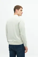 Buzo de punto color gris claro con medio cierre, cuello alto y logo bordado.