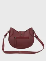 Bandolera Hush Puppies color borgoña con tachas plateadas, cierre con broche imantado y correa ajustable.