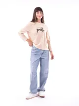 Remera blanca de manga larga con estampa rectangular dorada con diseño animal print y texto 'Fearless, fierce & fabulous'.