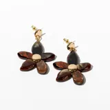Par de caravanas colgantes con forma de flor, en tonos marrones, negros y dorados.