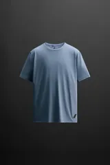 Camiseta deportiva azul de tejido técnico, ligero y elástico. Cuello redondo, manga corta, costuras planas y logo estampado.