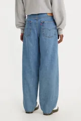 Pantalón de jean celeste de corte amplio.