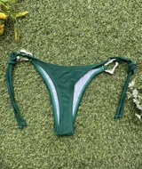 Conjunto de bikini verde con corpiño triangular con argolla metálica en el centro y bombacha colaless con tiras para atar y argollas en los costados.