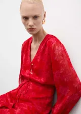 Vestido midi rojo con estampado floral, escote en V, mangas largas abullonadas con puños elásticos, cierre frontal con botones y lazo ajustable en la cintura.