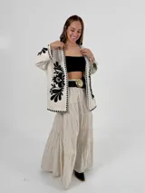 Kimono color crema de lino italiano con bordados florales negros en mangas y frente.