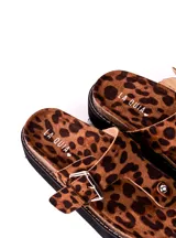 Sandalias con estampado animal print, con tira entre los dedos y plataforma flatform con base negra.