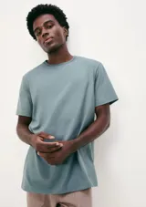 Camiseta de manga corta color celeste con cuello redondo.