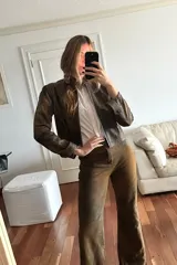 Pantalón marrón de cuero ovino con corte oxford y efecto desgastado.