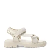 Sandalias negras con suela track y tiras de ajuste con velcro.