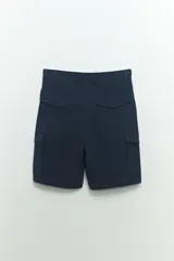 Bermuda cargo azul marino de corte recto, con bolsillos laterales tipo cargo con solapa y bolsillos delanteros y traseros.