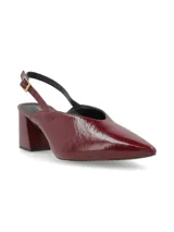 Zapato de cuero negro charol con punta fina, slingback con hebilla dorada y taco geométrico con estampado carey.