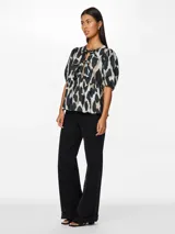 Blusa estampada con mangas abullonadas y lazos en el escote.