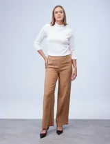 Pantalón de pierna ancha color camel, marca Zac & Rachel. Con pretina ancha con aplique de botones y bolsillos simulados con tachas.