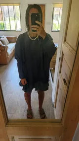 Remera blanca de corte amplio y mangas largas.