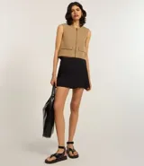 Short pollera marrón de punto roma con cintura elástica y recortes verticales.