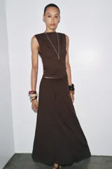 Falda midi marrón de tejido tipo punto con cintura con trabillas y cinturón efecto piel ajustable con lazadas.