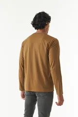 Remera de manga larga color marrón con cuello redondo y logo bordado en el pecho.