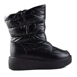Bota de caña media color negro, con plataforma y diseño acolchado.