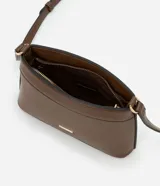 Cartera bandolera pequeña color crema, confeccionada en material sintético con cierre de cremallera y asa larga regulable.