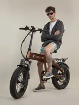 Short de baño verde con estampado de margaritas blancas y cordón ajustable naranja.