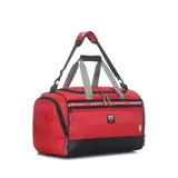 Bolso deportivo tipo duffel bag de color rojo y negro, con logo del equipo Chicago Bulls. Confeccionado en nylon, cuenta con bases antideslizantes y un compartimiento separado para calzado.