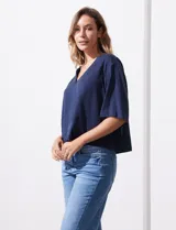 Blusa azul marino de lyocell, marca Cyrus, con escote en V y detalle central en el frente.